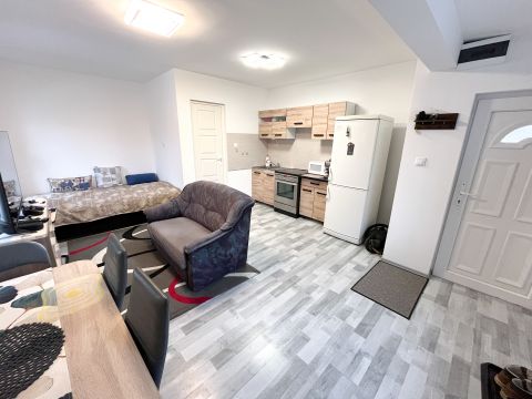 Eladó Lakás 1201 Budapest 20. kerület teljes körűen felújított garzon, klímával Pacsirtatelepen