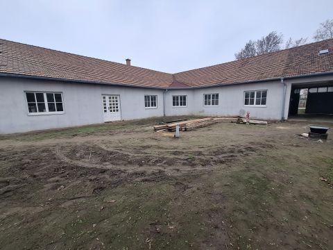 Eladó Ház 6100 Kiskunfélegyháza , Családi ház többféle hasznosítási lehetőséggel