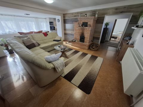 Eladó Ház 6100 Kiskunfélegyháza , Nappali + 3 szobás, felújított, kétgenerációs ház