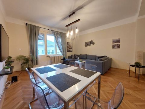 Eladó Lakás 1073 Budapest 7. kerület Napfényes, erkélyes 80 m2-es, kétszobás lakás