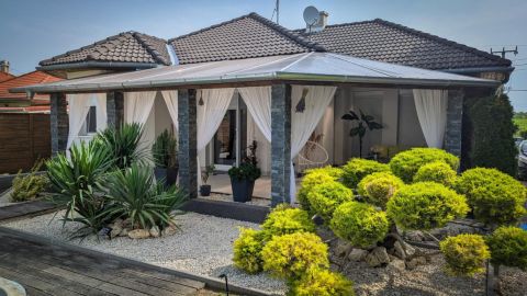 Eladó Ház 8130 Enying , Balatonbozsok Rózsadombján 2 generációnak is alk.Prémium ház