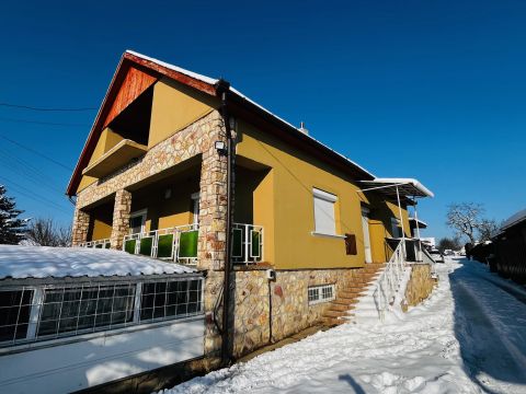 Eladó Ház 2251 Tápiószecső , Kétgenerációs családi ház, külön lakrésszel, nagy telekkel!