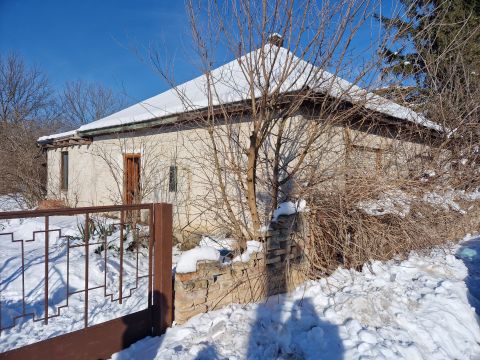 Eladó Ház 2723 Nyáregyháza , Nyáregyháza Szent Imre telepen eladó 4406 m2-es telek házzal