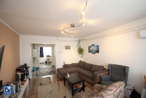 Eladó Lakás 6000 Kecskemét , 1.emeleti, 2,5 szobás, erkélyes lakás a Műkertvárosban