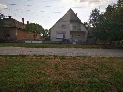 Eladó Ház 8093 Lovasberény buszmegálló közelében