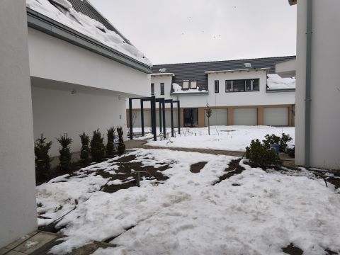 Eladó Lakás 6000 Kecskemét , Kertkapcsolatos belvárosi társasházi lakások