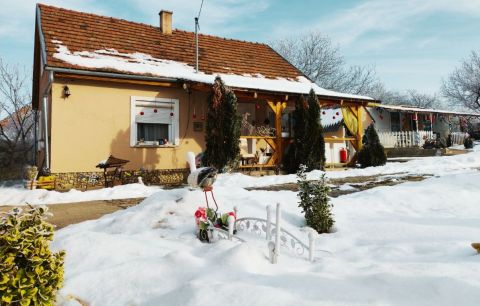 Eladó Ház 2174 Verseg , Fő utcához közel