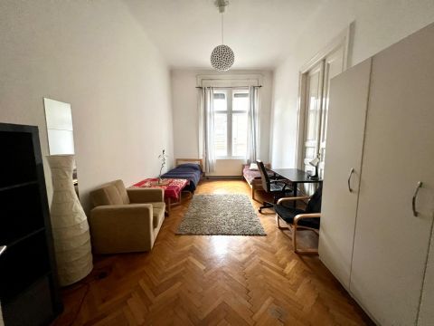Eladó Lakás 1085 Budapest 8. kerület Eladó 3 szobás csendes, világos  lakás Palotanegyedben!