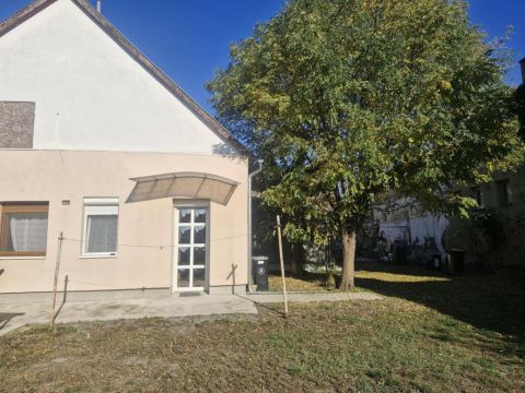 Eladó Lakás 7130 Tolna , 7130 Tolna, Központ