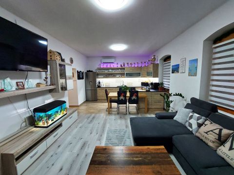 Eladó Lakás 9400 Sopron , Várkerülethez közel eladó I emeleti 75m2-es felújított lakás