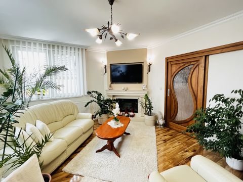 Eladó Ház 2200 Monor , Teljeskörűen felújított, 4 szobás családi ház, garázzsal!