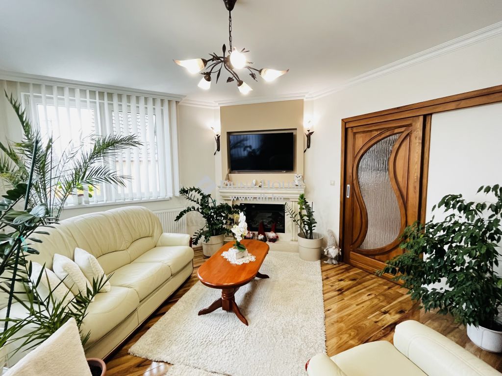 2200 Monor , Teljeskörűen felújított, 4 szobás családi ház, garázzsal! — 1/39