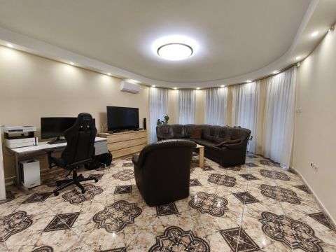 Eladó Ház 2400 Dunaújváros Dunaújváros kedvelt övezetében, tágas családi ház eladó!