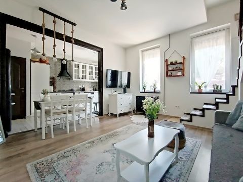 Eladó Lakás 1041 Budapest 4. kerület , Saját kert, terasz, belső két szintes - nyugalom sziget 