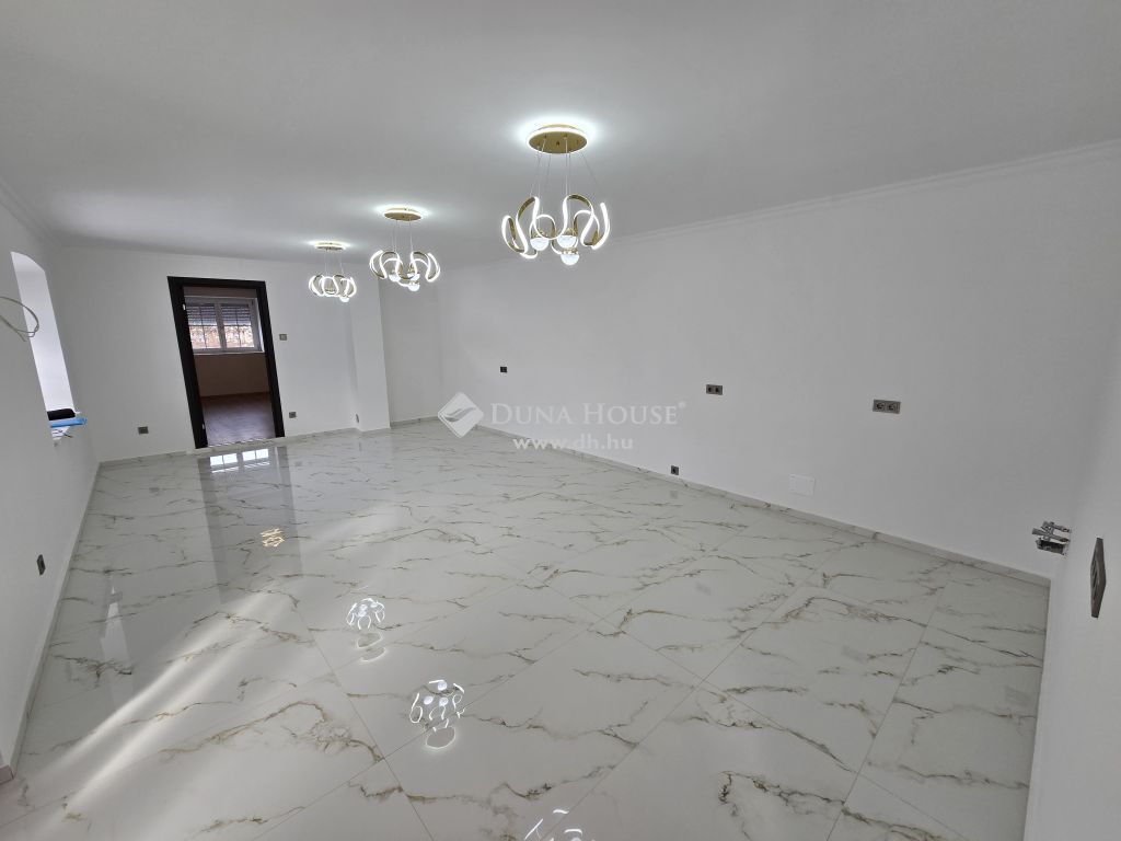 8136 Lajoskomárom , Felújított, 93 nm-es családi ház — 1/17