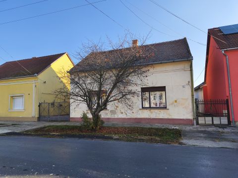Eladó Ház 7200 Dombóvár Vörösmarty utca