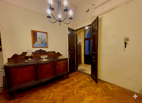 Eladó Lakás 1088 Budapest 8. kerület , Belvárosi klasszikus, amely új életre vár