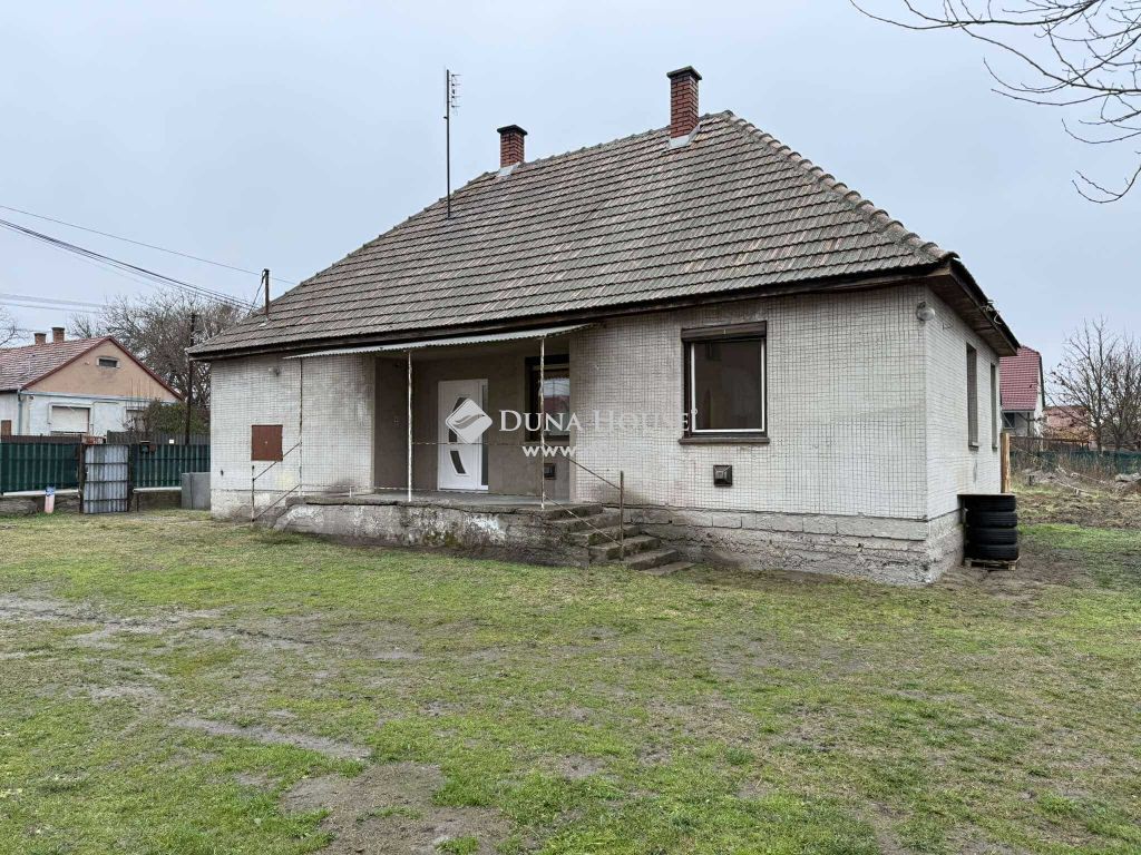 6070 Izsák , NAPPALI + 3 SZOBÁS CSALÁDI HÁZ MELLÉKÉPÜLETTEL — 1/18