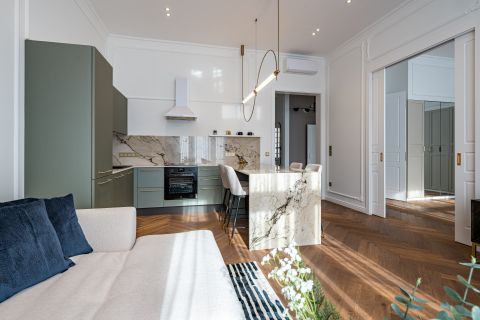 Eladó Lakás 1064 Budapest 6. kerület Felújított polgári házban erkélyes luxus lakás Andrássynál!