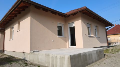 Eladó Ház 2347 Bugyi Központhoz közel, csendes utcában