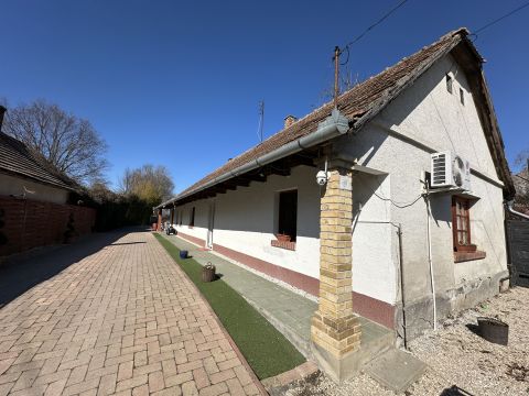 Eladó Ház 7014 Sáregres Felújított családi ház, parkosított kertel, számos extrával.