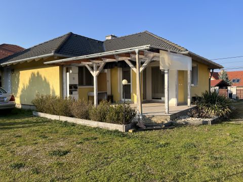 Eladó Ház 9081 Győrújbarát NAGY TELEKKEL HANGULATOS CSALÁDI HÁZ!