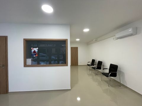 Kiadó Üzlethelyiség 2760 Nagykáta Központban újépítésű, utcafrontos üzlethelyiség kiadó, ügyfél parkolóval!