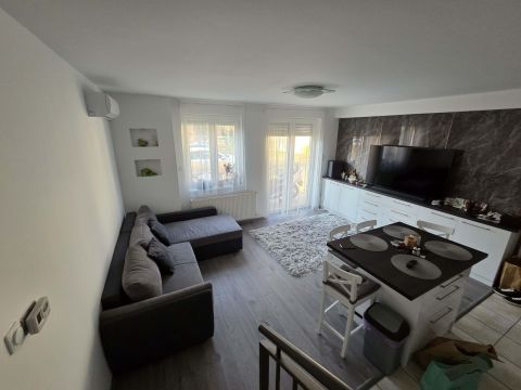 Eladó Lakás 1149 Budapest 14. kerület Nappali + 2 háló, terasz, erkély, kertkapcsolat, parkoló!