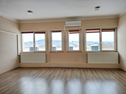 Kiadó Iroda 7630 Pécs , Felújított irodaházban 30 nm-es klímás iroda helyiség