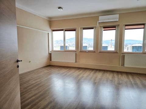 Kiadó Iroda 7630 Pécs Felújított irodaházban 100 nm-es klímás iroda helyiség