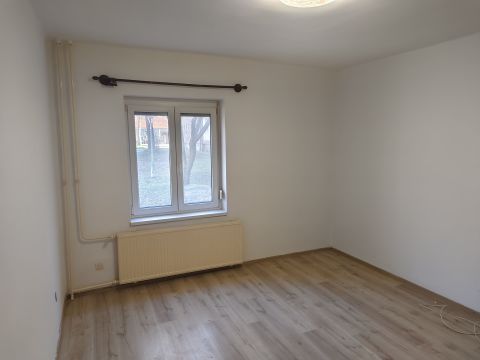 Kiadó Lakás 2840 Oroszlány 35 m2-es, magasföldszinti, egyszobás, jó állapotú kiadó.