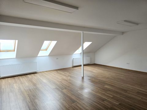 Kiadó Iroda 7630 Pécs Basamalom úton felújított 260 nm-es iroda