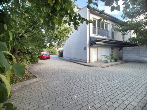 Kiadó Üzlethelyiség 1037 Budapest 3. kerület , Forgalmas út mellett, 1.emeleti 60 m2 Üzlethelyiség kiadó