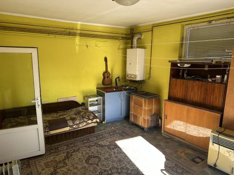 Eladó Ház 8000 Székesfehérvár , Forgalmas út mellett