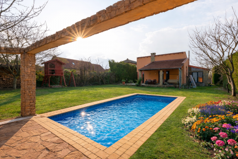 Eladó Ház 2161 Csomád , Budapesthez 25 percre, nappali + 6 szobás ház, moziszobával!