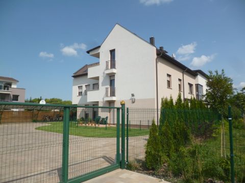 Kiadó Lakás 6000 Kecskemét , GYÖNYÖRŰ klimatizált, nappali+2 szobás lakás, autóbeállóval