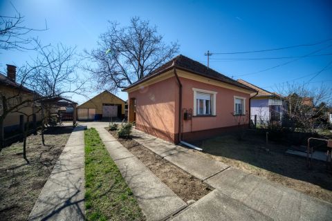 Eladó Ház 2768 Újszilvás , Központban