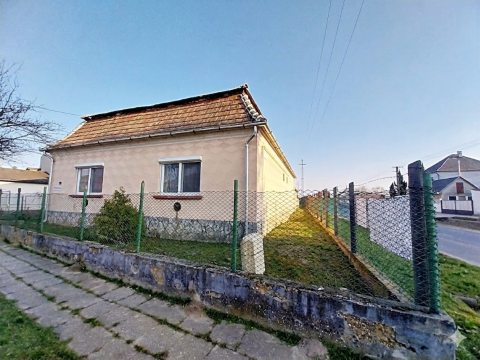 Eladó Ház 2911 Mocsa , Saroktelken, Tatához közeli csendes településen