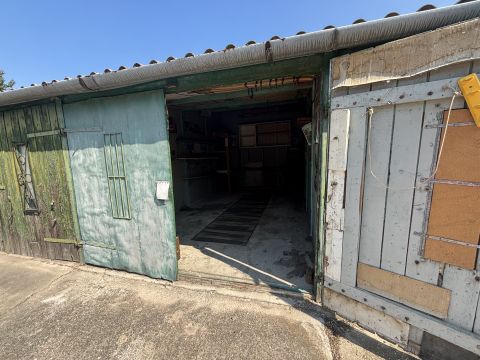 Eladó Parkoló 2600 Vác , Garázssor