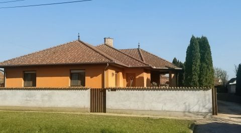 Eladó Ház 6239 Császártöltés , csendes utcájában