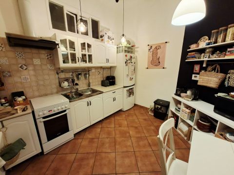 Eladó Lakás 1067 Budapest 6. kerület , Nagy konyhás, I.em.-i, utcai nézetű lakás a Csengery utcában