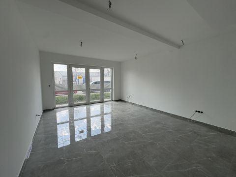 Kiadó Üzlethelyiség 9100 Tét 