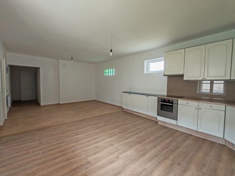 Eladó Ház 7095 Iregszemcse Nagy részben felújított családi ház, központi helyen.