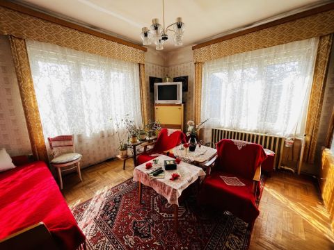 Eladó Ház 2013 Pomáz Azonnal birtokba vehető,tégla építésű,2 szintes családi ház!