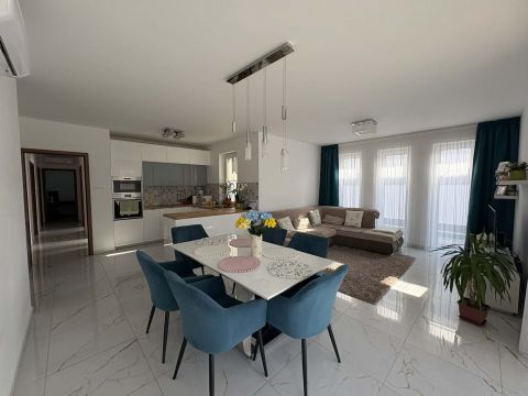 Eladó Ház 6050 Lajosmizse , Újépítésű házak között, 4 szoba+ nappalis családi ház