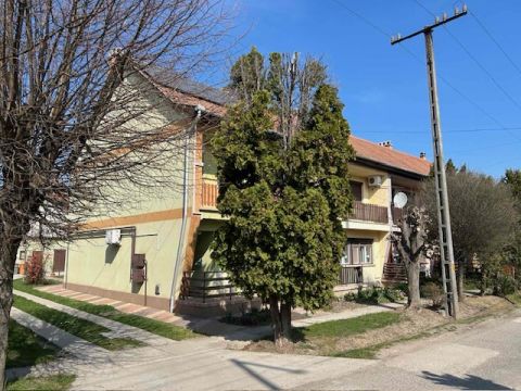 Eladó Lakás 5400 Mezőtúr , Mezőtúron 2 szintes sorházi lakás eladó