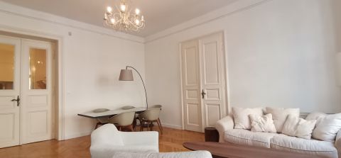 Kiadó Lakás 1056 Budapest 5. kerület , Váci utca, két háló, nappali, külön konyha, duplakomfort