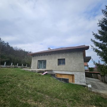 Eladó Ház 2096 Üröm , Rókahegyen Üröm legszebb részén 480 nm es ház Eladó!