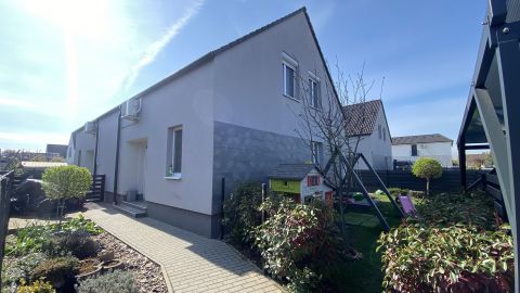 Eladó Ház 2225 Üllő , Rendezett kertvárosi részen, remek lokáció!