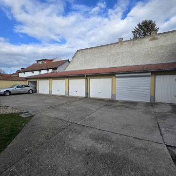 Eladó Parkoló 6000 Kecskemét , BELVÁROSI TÁRSASHÁZ UDVARÁN ELADÓ GARÁZS